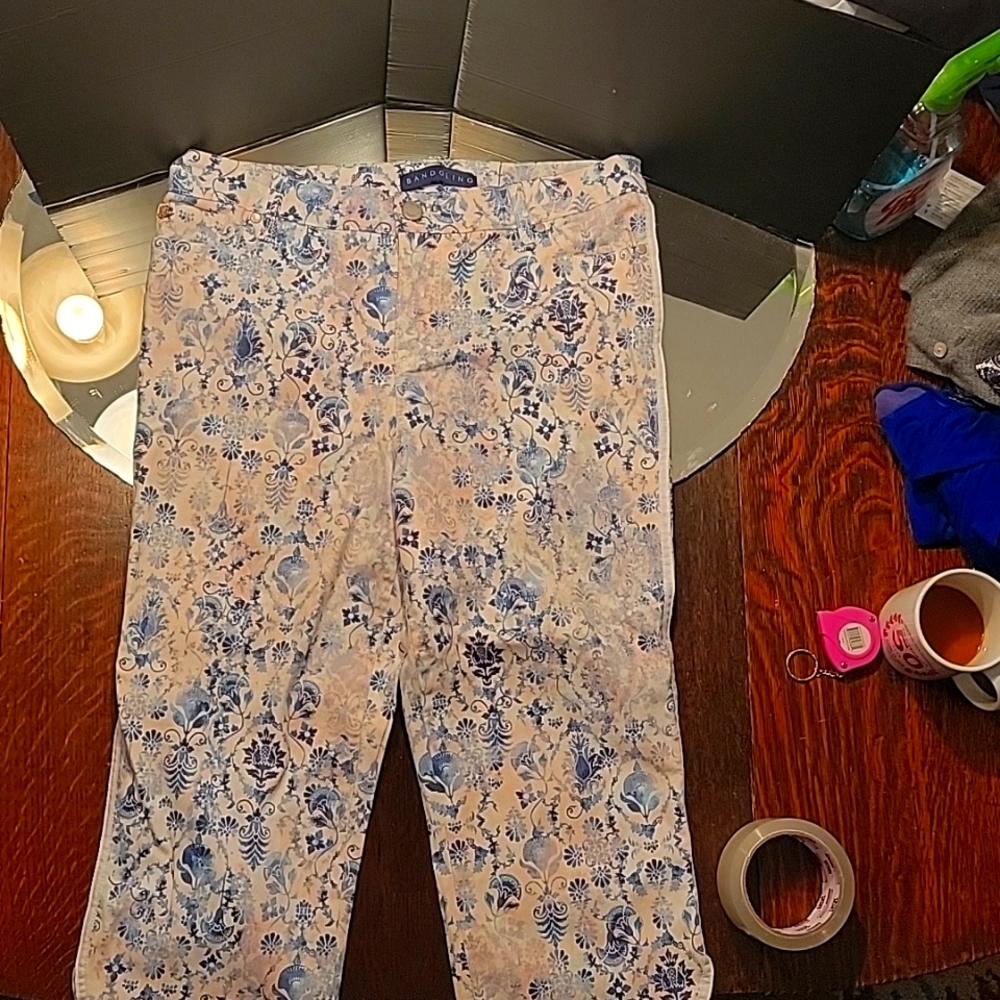 NEW Bandolino Capri pants .SZ 8P